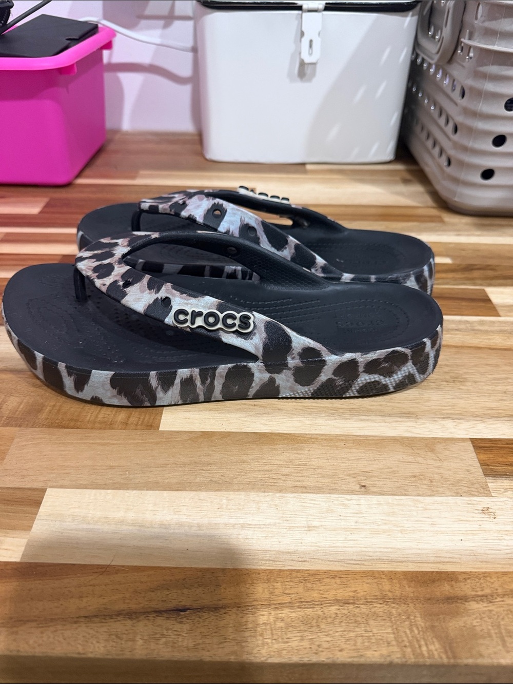 CROCS Women’s Black and Gray Patterned Flip Flops - Picture 2 of 4
